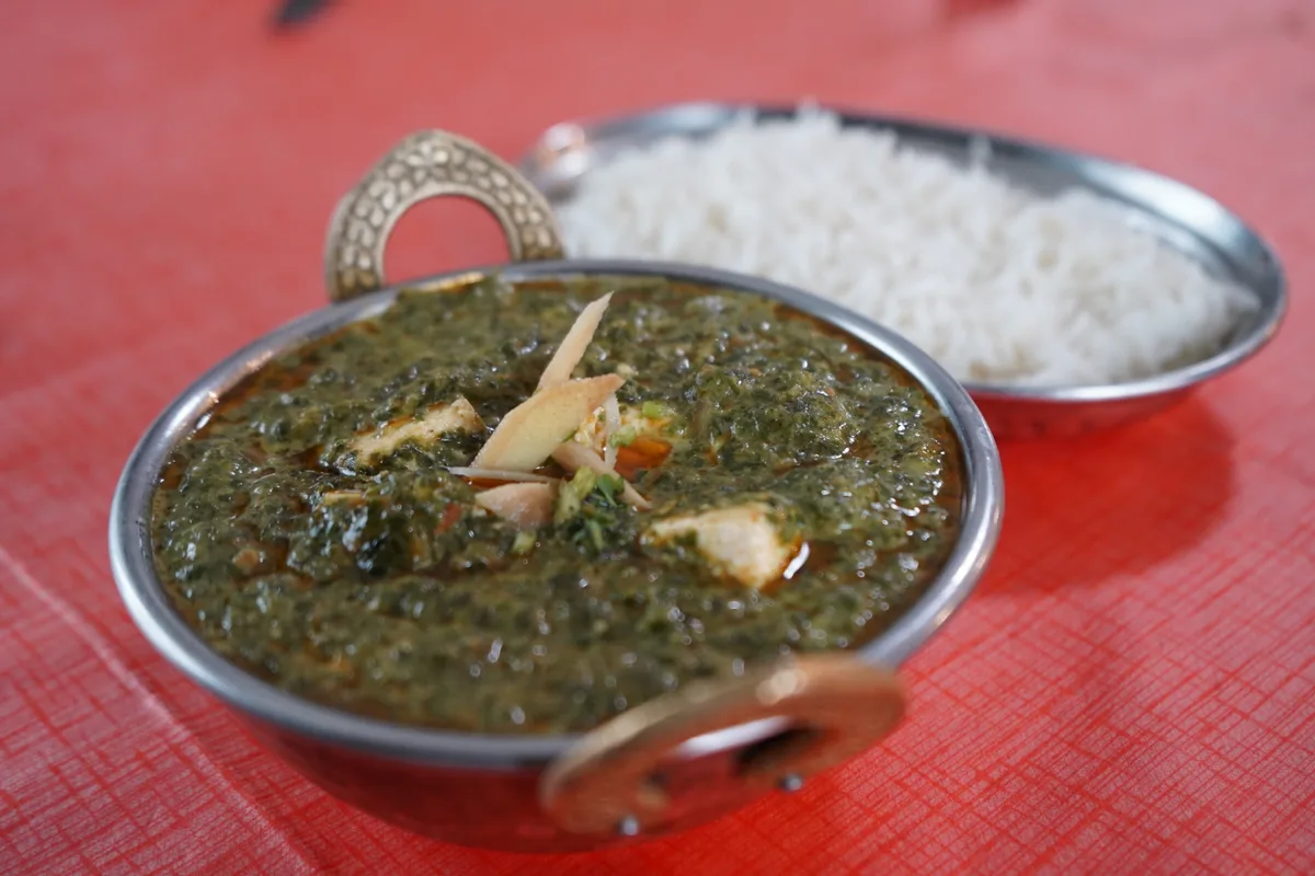 Palak Paneer, garniert mit frischem Ingwer.